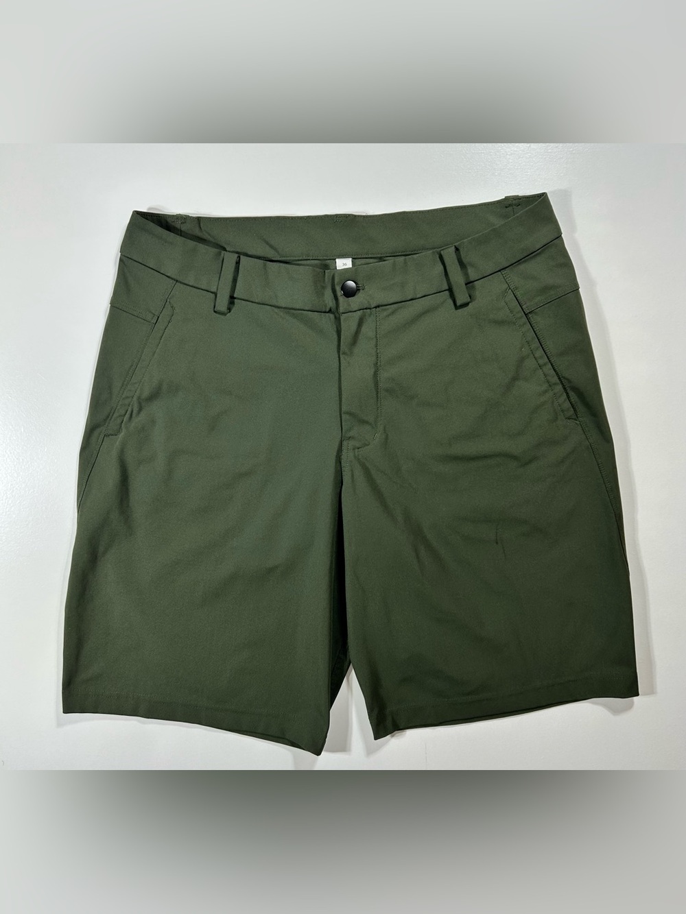Men’s Lululemon army green casual shorts size 36 x 10”
